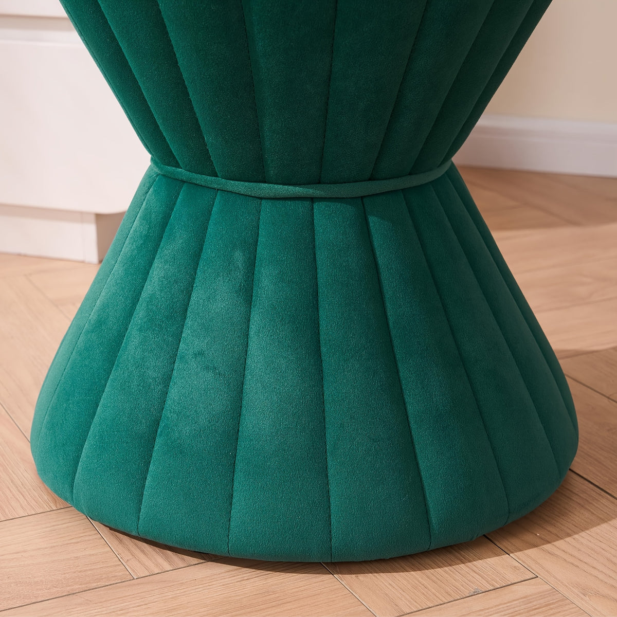 Close-up of vertical seams and narrow waist on the green ottoman