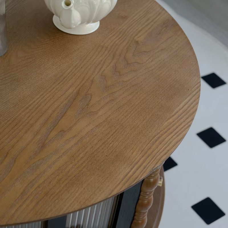 Close-up of the wood-look round tabletop with a vase